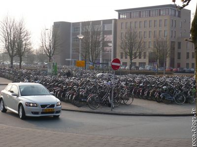 un des parkings à vélos, gare de wageningen, 9h